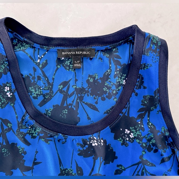 Banana Republic Blue Floral sleeveless blouse size small - Picture 2 of 6